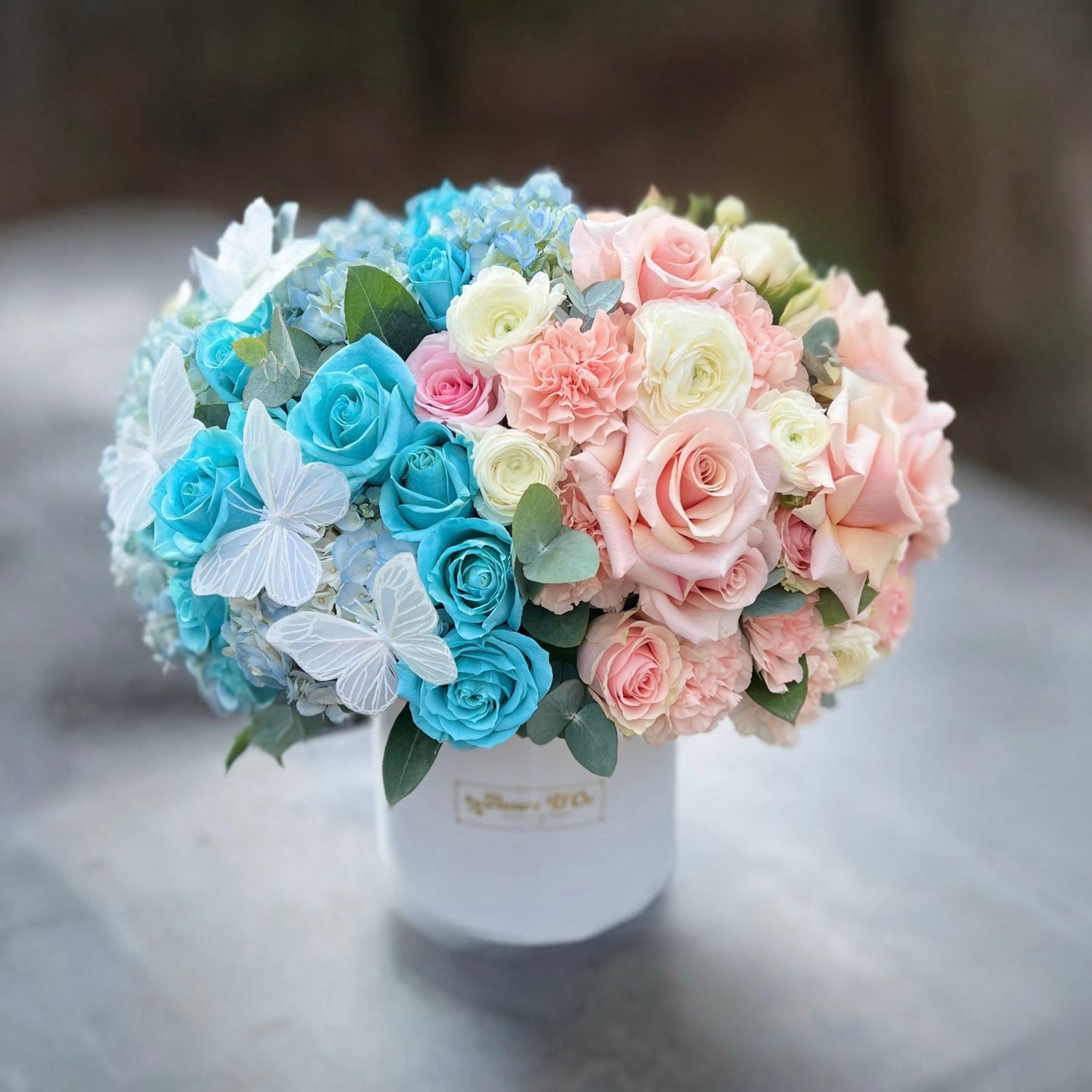“Gender reveal flower box for baby showers with pink and blue flowers, by Fleurs D'Or Boutique - Clermont - Orlando florist.”